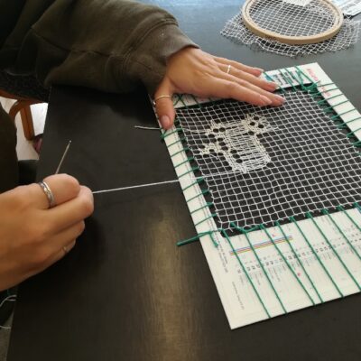 La broderie se fait sur un filet tendu.